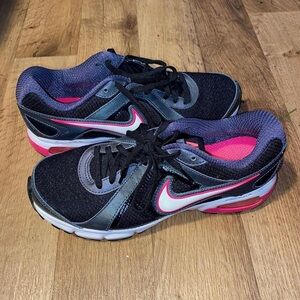 Nike Women's Black and Pink Athletic Shoes